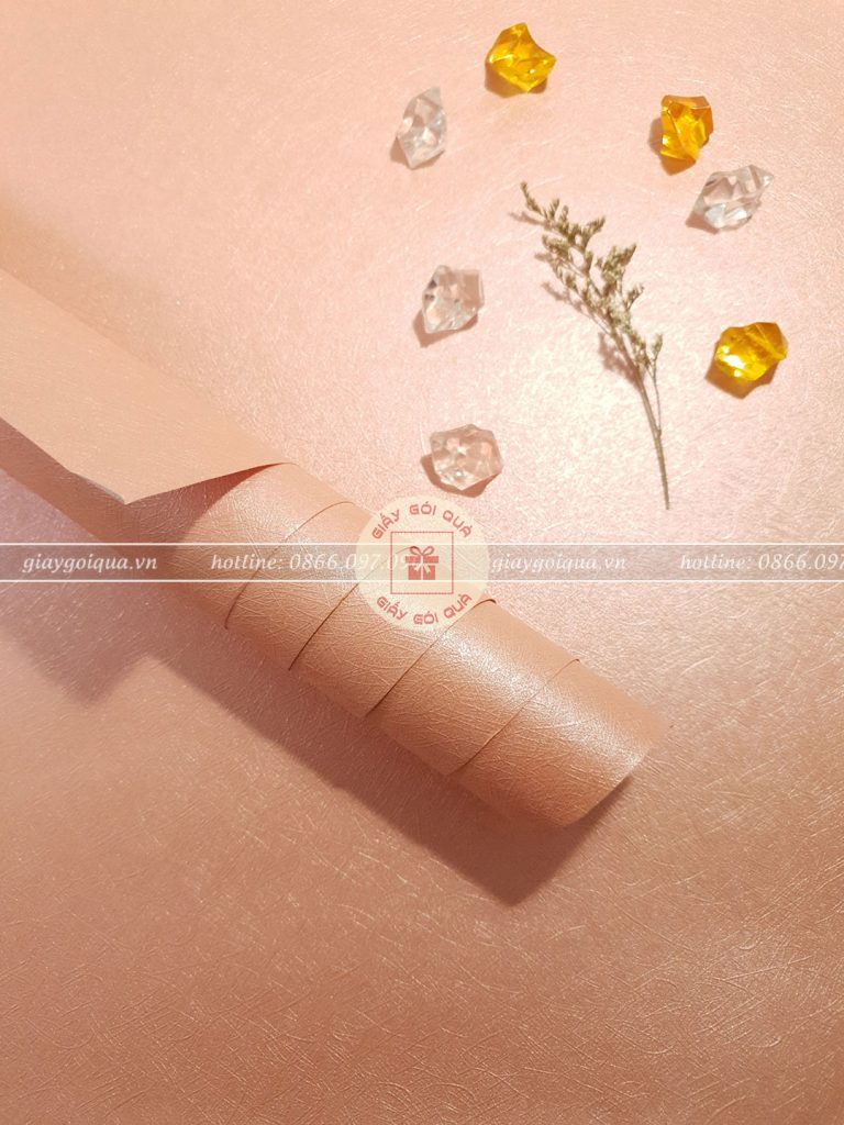 Giấy gói quà cao cấp gần chỉ hồng