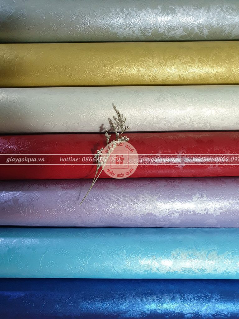 Giấy gói quà hoạ tiết hoa in nổi