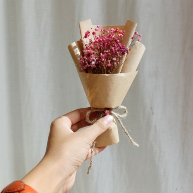 Những bó hoa nhỏ xinh danh tặng bạn bè từ giấy Kraft