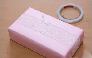 Tiến hành cuộn dây ren trang trí