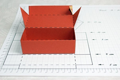 Dán 2 mép số 2,3 với nhau để làm thân hộp