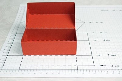 Dán cố định phần nắp hộp bánh