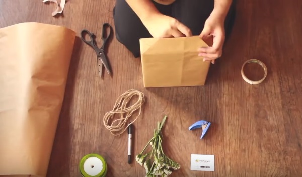 Cách gói quà đơn giản - Bước 3 Cách gói quà đơn giản - Bước 3